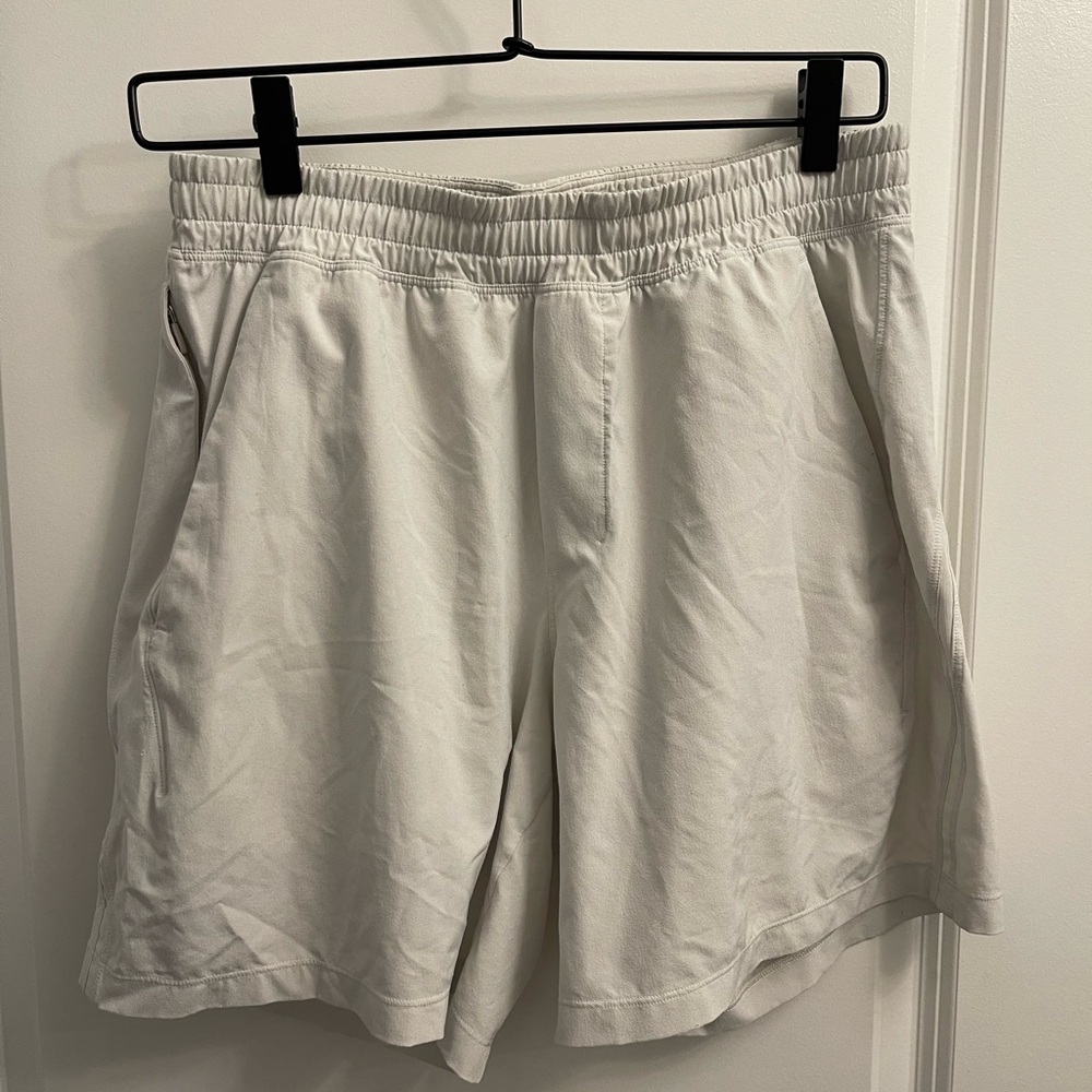 Lululemon Athletica Cream Elastic Waist Shorts - Size Small 7 inch